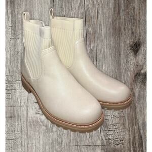 Boutique by Corky’s cabin fever beige boots.‎ Size 7. NIB
